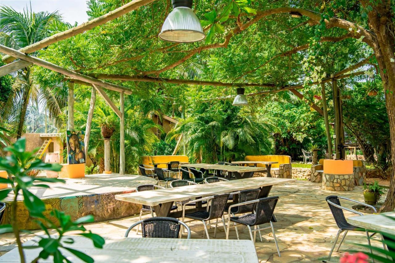 Kokrobite Gardens Restaurant And Guest House Екстер'єр фото