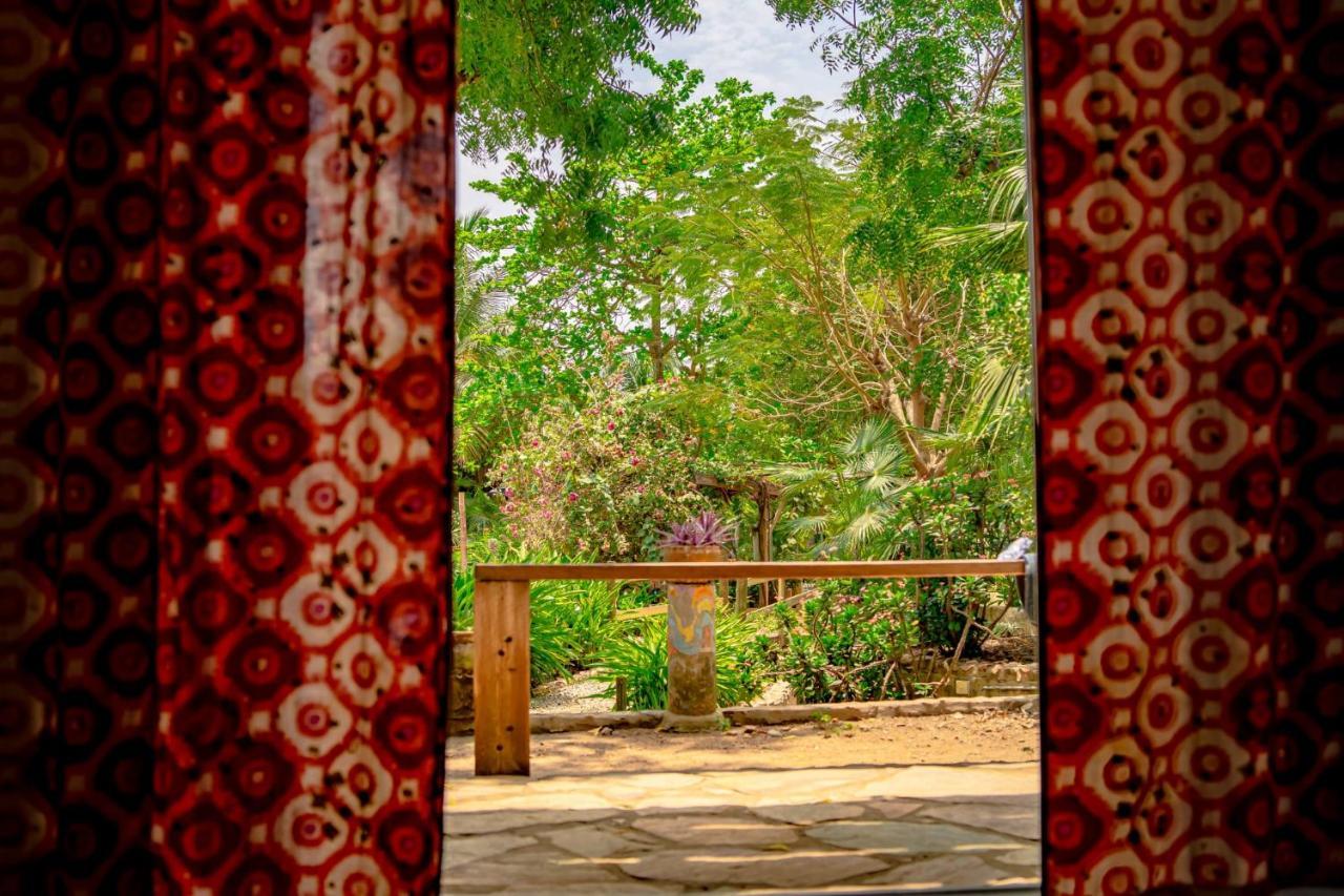 Kokrobite Gardens Restaurant And Guest House Екстер'єр фото