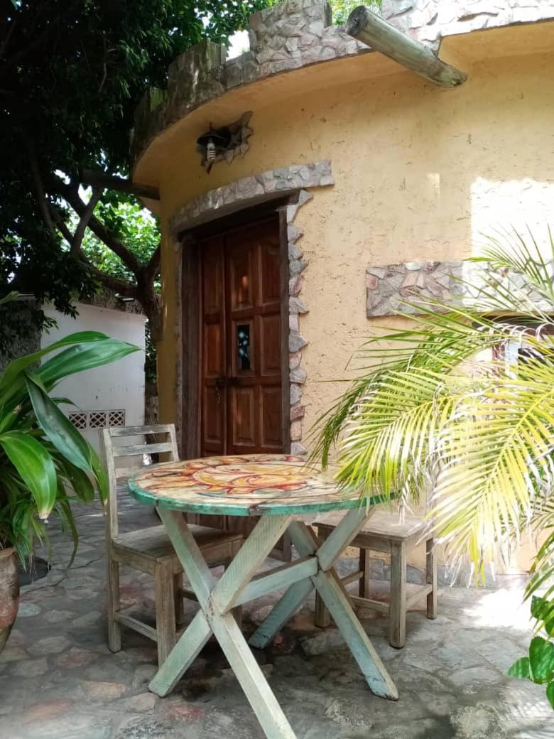 Kokrobite Gardens Restaurant And Guest House Екстер'єр фото